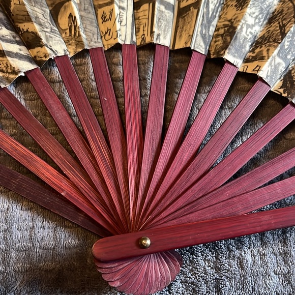 Folding Fan- received as a gift from someone who travelled to China - Picture 7 of 7